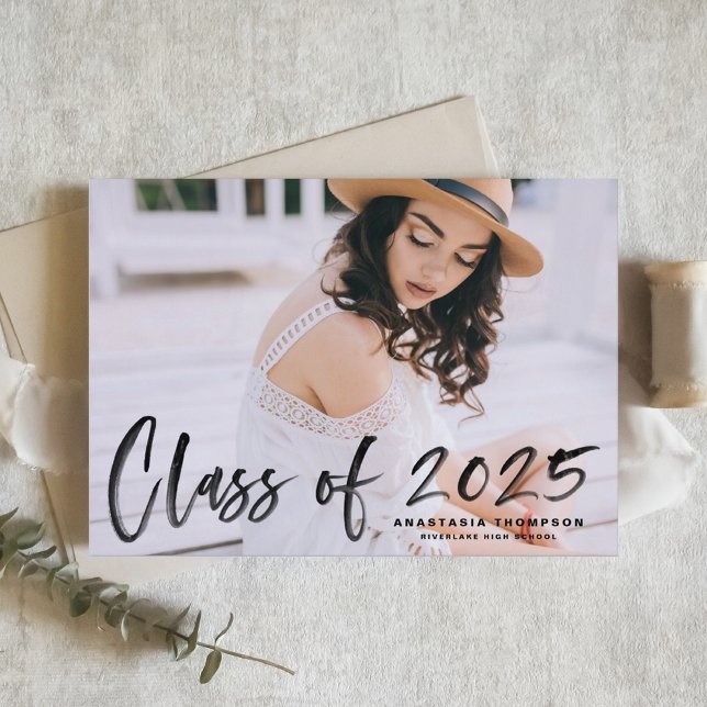 Carte Postale Faire-part Calligraphie Pinceau Noir 2025 Photo Remise des di (Customizable Class of 2025 photo Graduation Announcement Postcard featuring brush lettering overlay)