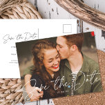 Carte Postale Faire-part Chic Modern Script Mariage Photo Enregistrer La Da<br><div class="desc">Ce chic et moderne enregistrer la photo de date POSTCARD dispose d'un script de calligraphie gracieux "enregistrer la date" et votre date de mariage en blanc sur une photo horizontale à fond de sang. Le verso de la carte contient tous vos détails. Ceux sauver la date les cartes postales sont...</div>