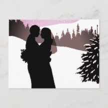 Couple sur un mariage hivernal de montagne enneigé