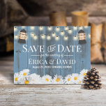 Carte Postale Faire-part Daises rustiques & Lanterne Dusty Blue Enregistrer<br><div class="desc">Fleurs et lanternes de marguerite rustique Dusty Blue Barn Wood Enregistrer la date Annonces Mariages.</div>