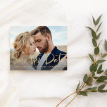 Carte Postale Faire-part Deux photos | Faux Gold Modern Script Enregistrer<br><div class="desc">Cette carte postale fantaisiste et élégante de sauvegarde de la date contient deux de vos photos personnelles préférées, avec un faux look or tendance script manuscrit. Le dos contient une deuxième photo avec une superposition translucide, et plus de détails et d'informations de votre mariage. Un look simple et moderne qui...</div>