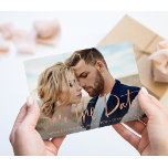 Carte Postale Faire-part Deux photos | Faux Rose Gold Script Enregistrer la<br><div class="desc">Cette carte postale fantaisiste et élégante de sauvegarde de la date contient deux de vos photos personnelles préférées, avec un faux rose d'or look manuscrit. Le dos contient une deuxième photo avec une superposition translucide, et plus de détails et d'informations de votre mariage. Un look simple et moderne qui s'adapte...</div>