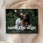 Carte Postale Faire-part Deux photos | Retro Boho Typographie Enregistrer l<br><div class="desc">Cette carte postale tendance et boho enregistrer la date contient deux de vos photos personnelles préférées, avec du texte manuscrit blanc rétro. Le dos contient une deuxième photo avec une superposition translucide, et plus de détails et d'informations de votre mariage. Un look simple et design qui s'intègre parfaitement à votre...</div>