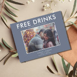 Carte Postale Faire-part Drôle boissons gratuites Hiver Blue Mariage Dates<br><div class="desc">Enregistrez les cartes postales datées qui sont pour le couple amusant qui ne peut pas attendre de partager leur date mariage avec leur famille et leurs amis. Photo moderne "Boissons gratuites (et nous nous marions) design en bleu et blanc d'hiver est customisé avec votre photo, noms, date mariage et emplacement....</div>
