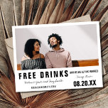 Carte Postale Faire-part Drôle boissons gratuites Mariage photo moderne<br><div class="desc">Mariage amusant enregistrer la date des cartes postales - envoyez un courriel à la famille et aux amis leur demandant de réserver votre date de mariage. Noir et blanc "Boissons gratuites (et nous nous marions) design. Customisez avec votre photo, les noms, l'emplacement du mariage, la date du mariage et le...</div>