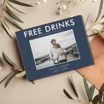 Carte Postale Faire-part Drôle boissons gratuites Marine Mariage Sauvez les<br><div class="desc">Enregistrez les cartes postales datées qui sont pour le couple amusant qui ne peut pas attendre de partager leur date mariage avec leur famille et leurs amis. Photo moderne "Boissons gratuites (et nous nous marions) design en bleu marine et blanc est customisé avec votre photo, noms, date mariage et emplacement....</div>