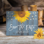 Carte Postale Faire-part Dusty Blue Rustic Sunflower Wedding Enregistrer la<br><div class="desc">Fleurs de soleil rustiques & lumières à cordes Dusty Blue Grange Mariage Enregistrer la date Annonces.</div>