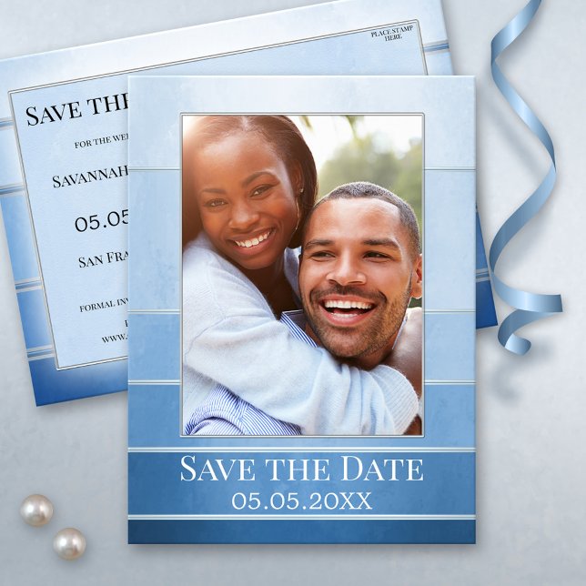 Carte Postale Faire-part Économisez la date de photo rayée bleu argenté (Save the Date postcard featuring your own photo on a blue ton sur ton design with silver stripes)