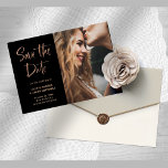 Carte Postale Faire-part Elégant or Rose sur noir | Photo Enregistrer la da<br><div class="desc">Cette photo ultra moderne et tendance enregistrer la carte postale date dispose d'un mélange de typographie manuscrite fausse rose et de texte serif en dalle sur un arrière - plan noir. Un faire-part simple et élégant pour votre prochain mariage ! Vous pouvez ajouter une photo à l'avant, puis une autre...</div>