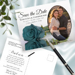 Carte Postale Faire-part Elégant Rose Turquoise Oval Photo Wedding Enregist<br><div class="desc">Ces belles cartes postales sont une merveilleuse façon de faire savoir à vos amis et votre famille de sauver la date pour votre prochain mariage. Elles présentent un design élégant, élégant, élégant et romantique, avec un seul rose turquoise ou turquoise à long tige réfléchissant dans un bassin d'eau, et votre...</div>
