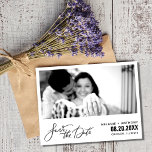 Carte Postale Faire-part Élégant Script photo mariage Enregistrer la date<br><div class="desc">Notre Elegant Script Photo Wedding Save the Date Postcard est un moyen élégant d'annoncer votre journée spéciale avec une touche de sophistication. Le devant de la carte postale comporte une belle police de caractères de script annonçant "Save the Date", et votre photo de fiançailles préférée prend le centre de la...</div>
