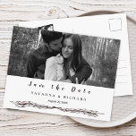 Carte Postale Faire-part Élégante photo en noir et blanc Enregistrer la dat<br><div class="desc">Félicitations à votre fiançailles ! Enregistrer les annonces Date sont la première grande étape du processus de planification mariage ! Ce design se compose d'une simple et élégante carte postale avec une grande photo en noir et blanc à l'avant et une petite photo en noir et blanc à l'arrière. Pour...</div>