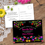 Carte Postale Faire-part Enregistrer la date Floral Mexicaine Fiesta Black<br><div class="desc">Enregistrez la carte postale Date que vous pouvez customiser pour convenir à toute occasion. Le design floral regorge de jolies fleurs mexicaines de Fiesta à l'avant, avec une typographie douce en rose et un arrière - plan noir. Le modèle est mis en place pour que vous personnalisiez la carte postale...</div>