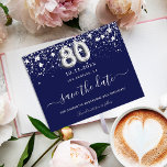 Carte Postale Faire-part fête de 80e anniversaire navy blue stars enregistr<br><div class="desc">Une soirée branchée Save the Date pour un 80e anniversaire. Un arrière - plan bleu marine. Décoré d'étoiles blanches. Le texte : Save the Date est écrit avec un grand script de style à la main tendance. Le numéro 80 est écrit avec une police de style ballon.</div>