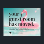 Carte Postale Faire-part Flamant Rose Tropical Changement d'Adresse Déménag<br><div class="desc">Flamant Rose Tropical Nouvelle Adresse Chambre d'amis Annonce de Déménagement Carte postale Le design présente une typographie moderne de script et de police et un cœur sur un flamant rose sur une photo au bord de la mer ou de la plage. Idéal pour ceux qui déménagent dans des zones ensoleillées,...</div>