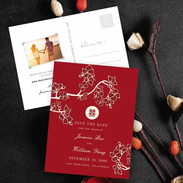 Carte Postale Faire-part Fleurs de pêcher rouges Double bonheur Enregistrer (Dark Red Peach/Plum Blossoms Double Happiness Chinese Wedding Save The Date Announcement Postcard)