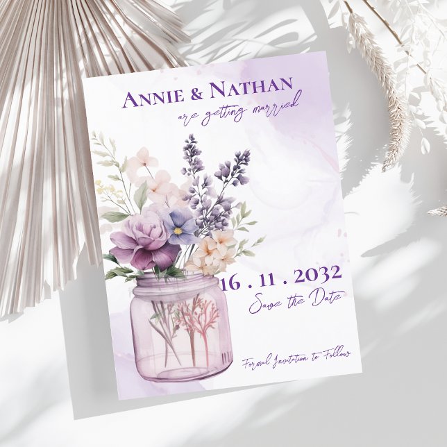 Carte Postale Faire-part Fleurs Violettes Élégantes dans un Pot Mason pour  (Elegant Purple Flowers In Mason Jar Floral Wedding Announcement Postcard)