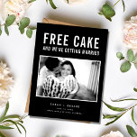 Carte Postale Faire-part Funny Free Cake Photo Wedding Enregistrer la date<br><div class="desc">Ils sauvegardent la date les cartes postales sont pour le couple amusant qui ne peut pas attendre d'annoncer leur date de mariage. Photo moderne "Gâteau gratuit (et nous nous marions) design typographique en noir et blanc est customisé avec votre photo, noms, date mariage et emplacement. Ajoutez votre adresse de retour...</div>