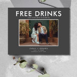 Carte Postale Faire-part Funny Free Drink Photo Wedding Save the Date<br><div class="desc">Enregistrez les cartes postales datées parfaites pour le couple amusant qui ne peut pas attendre de partager sa date mariage avec sa famille et ses amis. Photo moderne "Boissons gratuites (et nous nous marions) design en gris est customisé avec votre photo, noms, date mariage et emplacement. Ajoutez votre adresse de...</div>