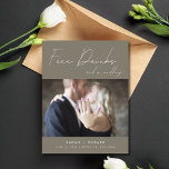 Carte Postale Faire-part Funny Free Drink Photo Wedding Save the Date<br><div class="desc">Ceux-ci sauvegardent la date postcard sont pour le couple amusant qui ne peut pas attendre de partager leur date mariage avec leur famille et leurs amis. Avec une touche d'humour et une touche de modernité, ces cartes sont parfaites pour les couples qui aiment ajouter un peu de plaisir à leur...</div>