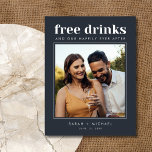 Carte Postale Faire-part Funny Free Drinks Mariage Photo Enregistrer la dat<br><div class="desc">Ces cartes postales de date sont pour le couple amusant qui ne peut pas attendre de célébrer à leur mariage avec leur famille et leurs amis. Typographie moderne "Boissons gratuites et mariage sur le côté" est l'un de nos plus populaires! Vos hôtes mariages l'adoreront. Customisez avec votre photo et les...</div>