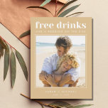 Carte Postale Faire-part Funny Free Drinks Mariage Photo Enregistrer la dat<br><div class="desc">Ces cartes postales de date sont pour le couple amusant qui ne peut pas attendre de célébrer à leur mariage avec leur famille et leurs amis. Typographie moderne "Boissons gratuites et mariage sur le côté" est l'un de nos plus populaires! Vos hôtes mariages l'adoreront. Customisez avec votre photo et les...</div>
