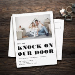 Carte Postale Faire-part Funny Humour Nouvelle Adresse Simple Photo Déplace<br><div class="desc">Venez frapper à notre porte ! Design amusant basé sur la typographie pour une carte postale mobile avec votre photo horizontale et texte personnalisé. Minimal et moderne, ce changement d'adresse en noir et blanc, facilement personnalisable, fera en sorte qu'il est rapide et élégant de partager les nouvelles de votre nouvelle...</div>