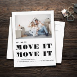 Carte Postale Faire-part Funny Modern MOVE IT Simple Photo Moving<br><div class="desc">NOUS AIMONS LE DÉPLACER! Design amusant basé sur la typographie pour une carte postale mobile avec votre photo personnalisée. Minimal et moderne,  ce changement d'adresse en noir et blanc,  facilement personnalisable,  fera en sorte qu'il est rapide et élégant de partager les nouvelles de votre nouvelle adresse!</div>