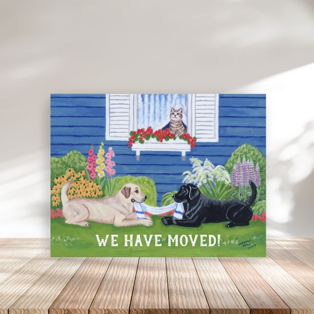 Carte Postale Faire-part Labradors dans le jardin Nouvelle adresse (Labrador in the Garden Design New Address Announcement Postcard for Labrador Owners.)