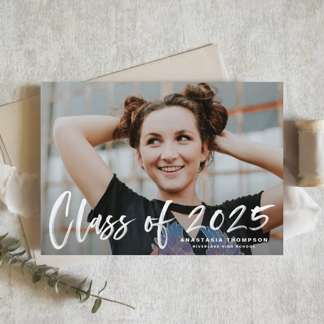 Carte Postale Faire-part Lettre calligraphiée Pinceau blanc Photo Remise de (Customizable Photo Graduation Announcement Postcard featuring brush lettering overlay)