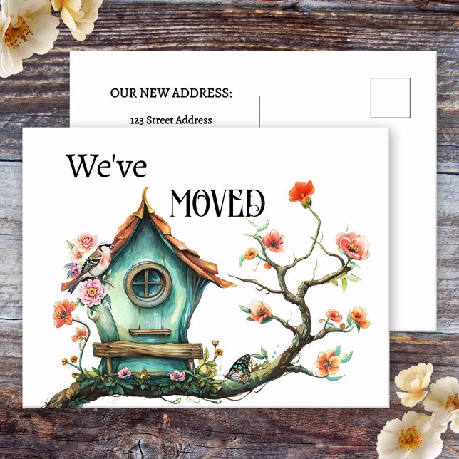 Carte Postale Faire-part Maison pour oiseaux à l'aquarelle Nouvelle adresse (We've moved new address announcement postcard featuring a watercolor bird house with flowers.)