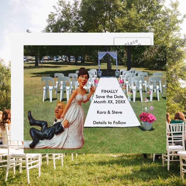 Carte Postale Faire-part Mariée traînant le marié Figurines Marron et Blond (Finally Save the Date Funny Couple Brown & Blond Announcement Postcard)