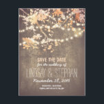 Carte Postale Faire-part mignonette lumières à cordes rustique enregistrer<br><div class="desc">Rustique enregistrer les cartes postales de date avec des branches d'arbre en fleurs mignonnes et fantaisie et une chaîne de lumières suspendues. Parfait enregistrer la date pour le mariage extérieur.</div>