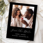 Carte Postale Faire-part Mini photo noir Enregistrer la date<br><div class="desc">Cette carte postale simple et minimaliste Save the Date présente une photo carré au-dessus des mots "Save the Date" dans un élégant script d'écriture manuscrite blanche, suivie des noms du couple, de la date du mariage et de la ville en caractères sans serif sur un arrière - plan noir. Ajoutez...</div>