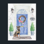 Carte postale Faire-part mobile Rottweiler<br><div class="desc">Annoncez votre nouvelle adresse avec notre faire-part élégante avec un Rottweiler,  une porte d'entrée bleue,  un tapis de bienvenue,  une ardoise,  des topiaires et une couronne fleurie posée sur un arrière - plan en brique grise.</div>