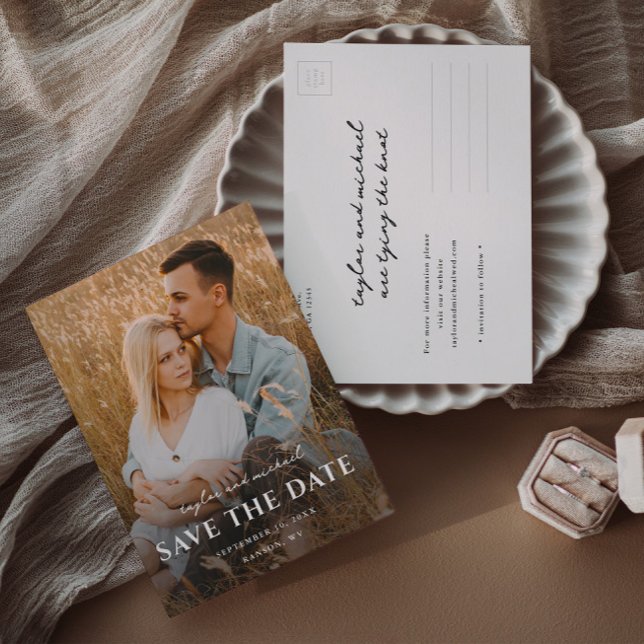 Carte Postale Faire-part Noms de script simple Photo de mariage (Simple photo overlay wedding save the date postcard.)