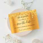 Carte Postale Faire-part Parties scintillant d'or fête d'anniversaire goutt<br><div class="desc">Une petite fille et tendance Enregistrer la carte Date pour une fête d'anniversaire de 40e (ou tout âge). Un faux arrière - plan doré décoré de faux gouttes de parties scintillant, la peinture goutte à goutte. Personnalisez et ajoutez une date et un nom/âge 40. Lettres de couleur noire. Le texte...</div>