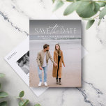 Carte Postale Faire-part Photo design simple et moderne enregistrer la date<br><div class="desc">Cette photo simple mais élégante enregistrer la carte postale date est la façon parfaite d'annoncer votre fiançailles et mariage à venir à vos amis et votre famille. L'avant de cette verticale enregistrer la date dispose d'un traitement de type moderne en blanc au sommet d'une seule photo. Le dos comporte une...</div>