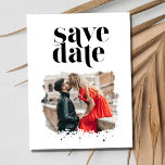 Carte Postale Faire-part Photo Mariage moderne en noir et blanc Enregistrer<br><div class="desc">Ne sacrifiez pas le style lorsque sur un budget avec nos cartes postales Black and White Modern Mariage Photo Enregistrer la date. Avec un design de typographie simple et moderne et votre photo de fiançailles préférée, ces dates vous donnent le ton pour votre prochain mariage. Ajoutez votre photo à l'avant...</div>