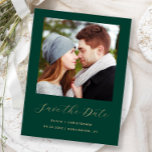 Carte Postale Faire-part Photo minimale Emerald Green Gold Enregistrer la d<br><div class="desc">Cette carte postale simple et minimaliste Save the Date présente une photo carré au-dessus des mots "Save the Date" dans un élégant script d'écriture dorée, suivi des noms du couple, date du mariage et ville en sans serif police sur un arrière - plan vert émeraude. Ajoutez un message plus détaillé...</div>