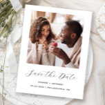 Carte Postale Faire-part Photo minimale noir blanc Enregistrer la date<br><div class="desc">Cette carte postale simple et minimaliste Save the Date présente une photo carré au-dessus des mots "Save the Date" dans un élégant script d'écriture en noir, suivie des noms du couple, date du mariage et ville en sans serif police sur un arrière - plan blanc. Ajoutez un message plus détaillé...</div>