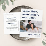 Carte Postale Faire-part Postpontage Mariage Moderne Photo Enregistrer La D<br><div class="desc">Vous avez besoin de modifier votre date de mariage ? Avertissez les clients avec cette carte postale moderne et légère avec les mots "même heure, même endroit, nouvelle date" en lettres bleu marine. Customisez avec une photo et ajoutez vos noms en bas. Personnalisez le dos avec des détails supplémentaires, y...</div>