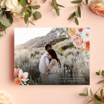 Carte Postale Faire-part Printemps Pêche Floral Mariage Enregistrer la date<br><div class="desc">Un mariage photo élégant enregistrer les cartes de faire-part de date parfait pour le thème de mariage de printemps. Il présente des arrangements floraux et botaniques d'aquarelle complexe dans les tons pêche, blanc et rose. Il a également deux monogrammes à l'arrière et un site web mariage pour vous de personnaliser....</div>