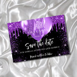 Carte Postale Faire-part Quinceanera noir violet ballons enregistrer la dat<br><div class="desc">Une fille et tendance Sauvez la Date pour une Quinceañera, 15ème anniversaire fête. Un arrière - plan noir décoré de percées de parties scintillant violette, de mousseux et de ballons. Personnalisez et ajoutez une date et un nom/âge. Le texte : Save the Date est écrit avec un grand script de...</div>