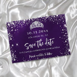 Carte Postale Faire-part Quinceanera violet argent tiara enregistrer la dat<br><div class="desc">Une carte Save the Date glamour pour une Quinceañera,  15ème anniversaire. Un arrière - plan violet de couleur inégale. Décoré avec des étincelles de parties scintillant en faux argent et une tiare. Le texte : Save the Date est écrit avec un grand script de style à la main tendance.</div>