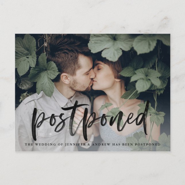Carte Postale Faire-part Report de mariage à l'écriture brossée moderne (Devant)