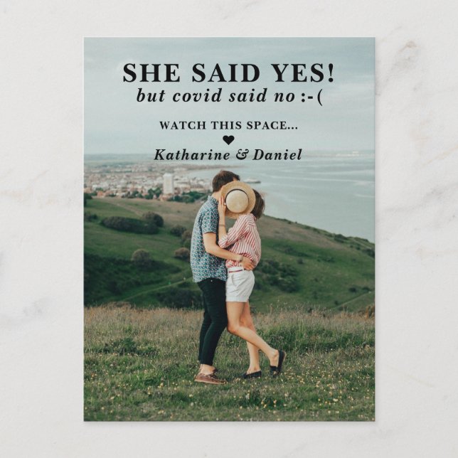 Carte Postale Faire-part Report de mariage de typographie Économisez la dat (Devant)