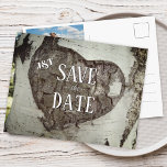 Carte Postale Faire-part Rustic Wood Heart Photo Enregistrer la date<br><div class="desc">Félicitations à votre fiançailles ! Enregistrer les annonces Date sont la première grande étape du processus de planification mariage ! Ce design se veut rustique avec un coeur gravé sur un arbre avec votre monogramme enregistrez la carte postale de date avec une grande photo au dos de la carte. La...</div>