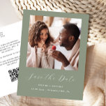 Carte Postale Faire-part Sage photo minimal vert QR Code Enregistrer la dat<br><div class="desc">Cette carte postale simple et minimaliste Save the Date présente une photo carré au-dessus des mots "Save the Date" dans un élégant script d'écriture manuscrite blanche, suivie des noms du couple, de la date mariage et de la ville en sans serif police sur un arrière - plan vert sage. Ajoutez...</div>