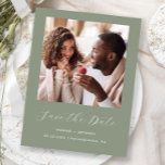 Carte Postale Faire-part Sage vert minimal de script photo Enregistrer la d<br><div class="desc">Cette carte postale simple et minimaliste Save the Date présente une photo carré au-dessus des mots "Save the Date" dans un élégant script d'écriture manuscrite blanche, suivie des noms du couple, de la date mariage et de la ville en sans serif police sur un arrière - plan vert sage. Ajoutez...</div>